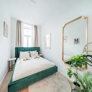 Seven Hostal